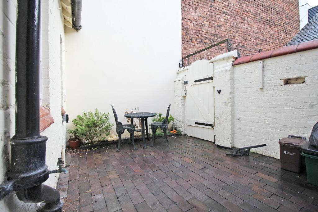 In The Heart Of Chester, Historical & Stylish Экстерьер фото
