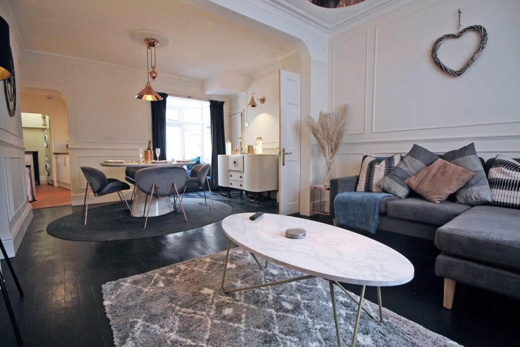 In The Heart Of Chester, Historical & Stylish Экстерьер фото
